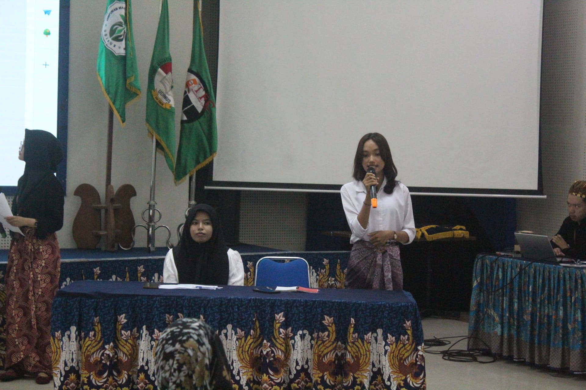 Sesi Debat Kandidat Calon Ketua HMKL Paslon 1